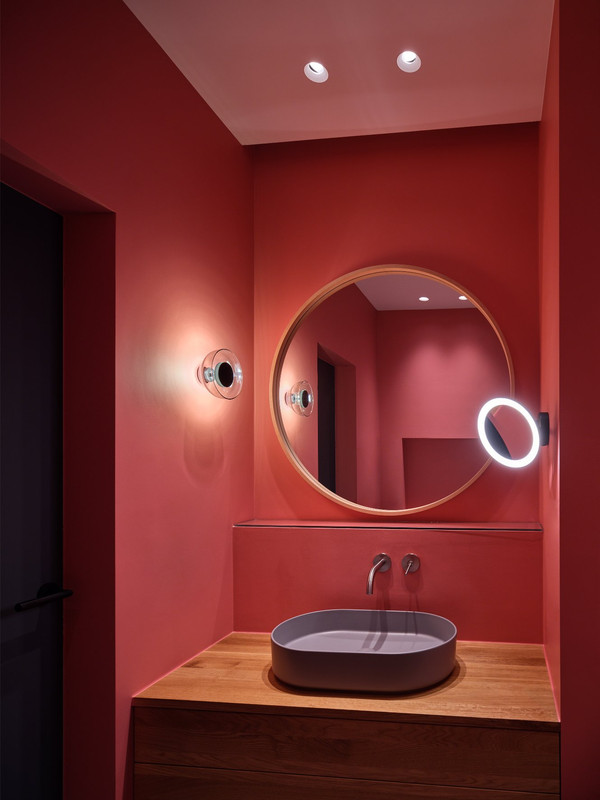 Red bathroom in the Eisenbahnstraße project with indirect lighting