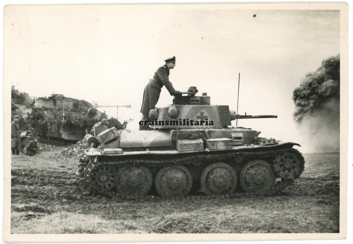 Orig. Foto Panzer 38 (t) Beutepanzer Tank m. Tarn Camo bei Angriff im Nebel (2)