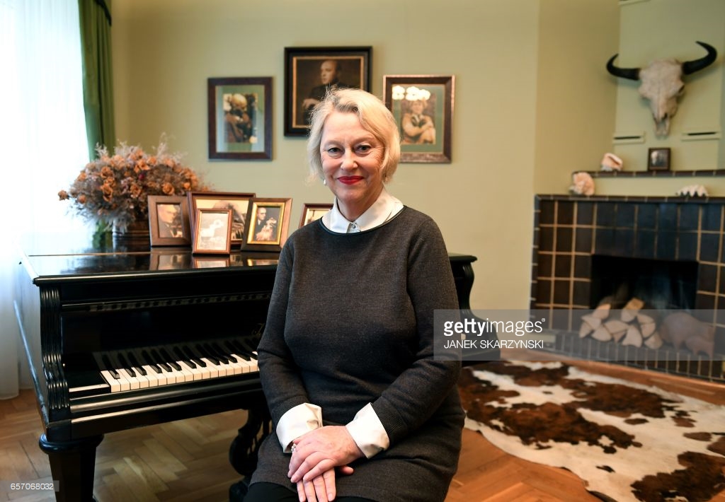 Su hija Teresa con el piano de su madre en el salón de la villa Su hija Teresa con el piano de su madre en el salón de la villa