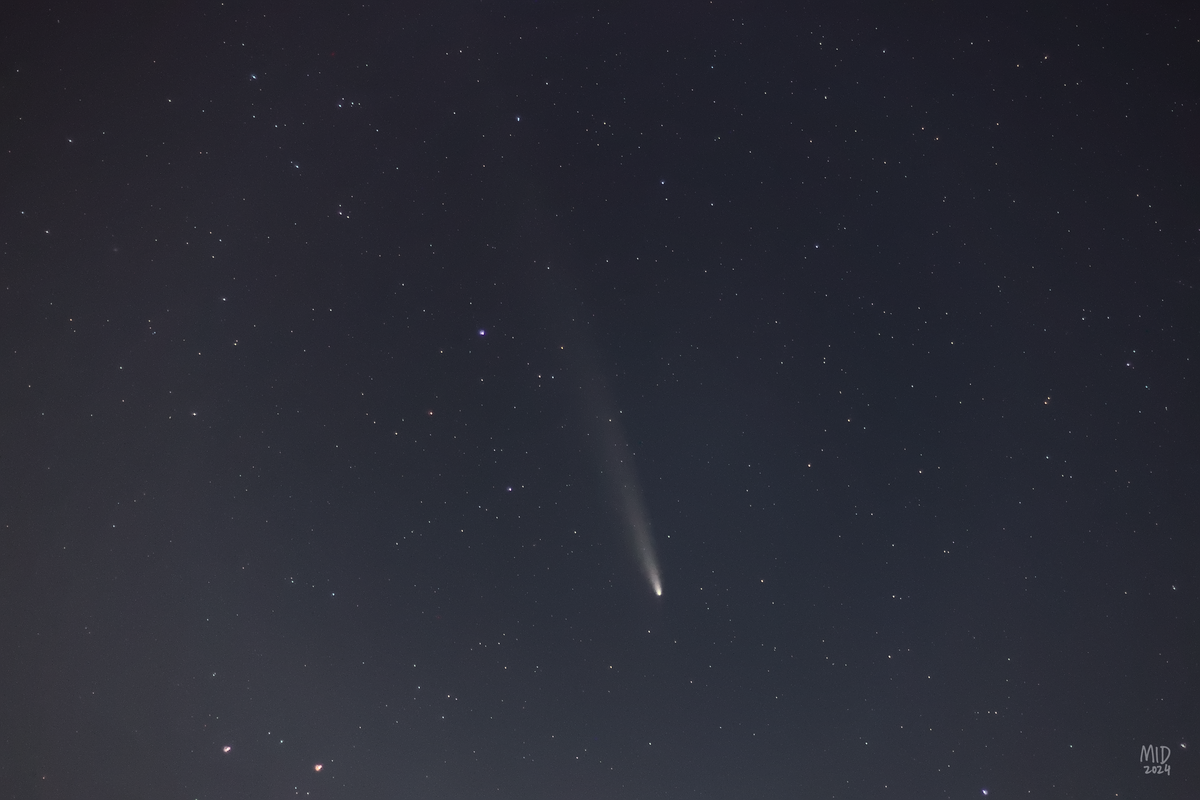 Picture of a comet on a starry background