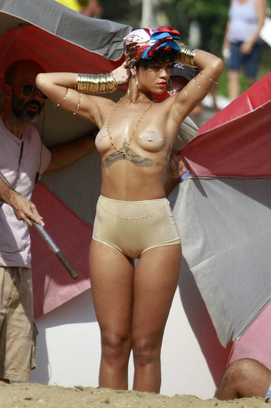 rihanna-topless-vogue-shoot-1