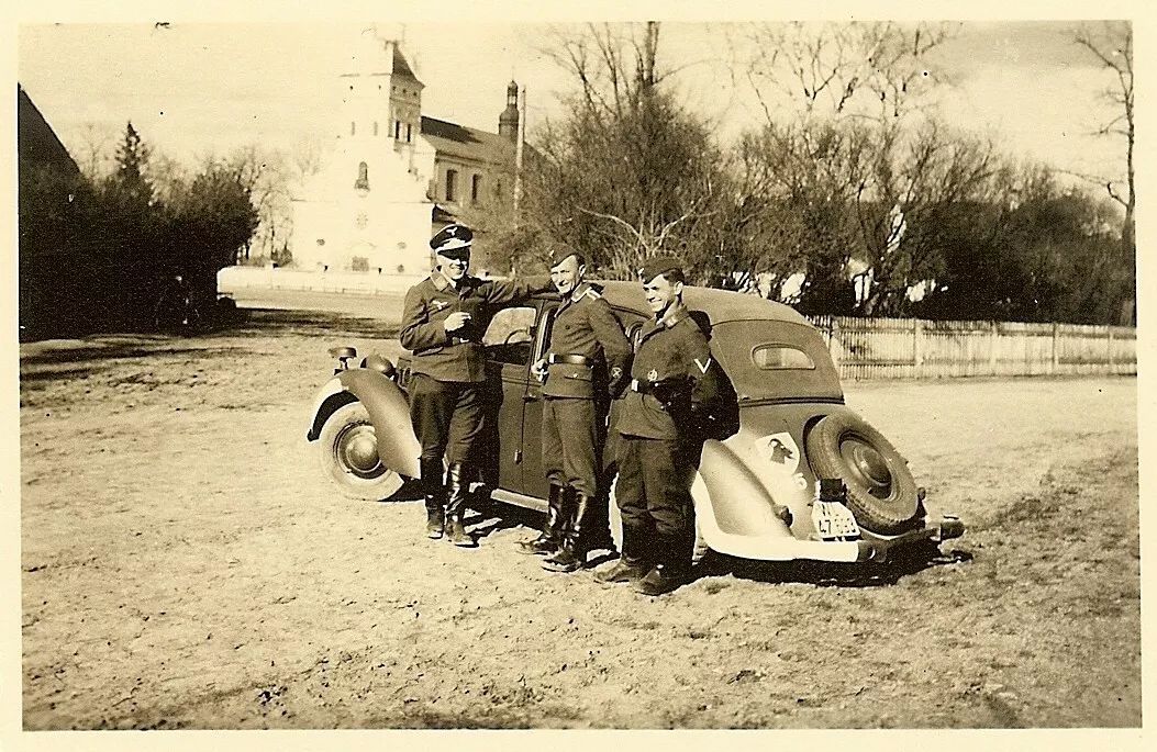 Luftwaffe Airmen Posed w Unit Marked Staff Car (WL-47693) in Field! (3)
