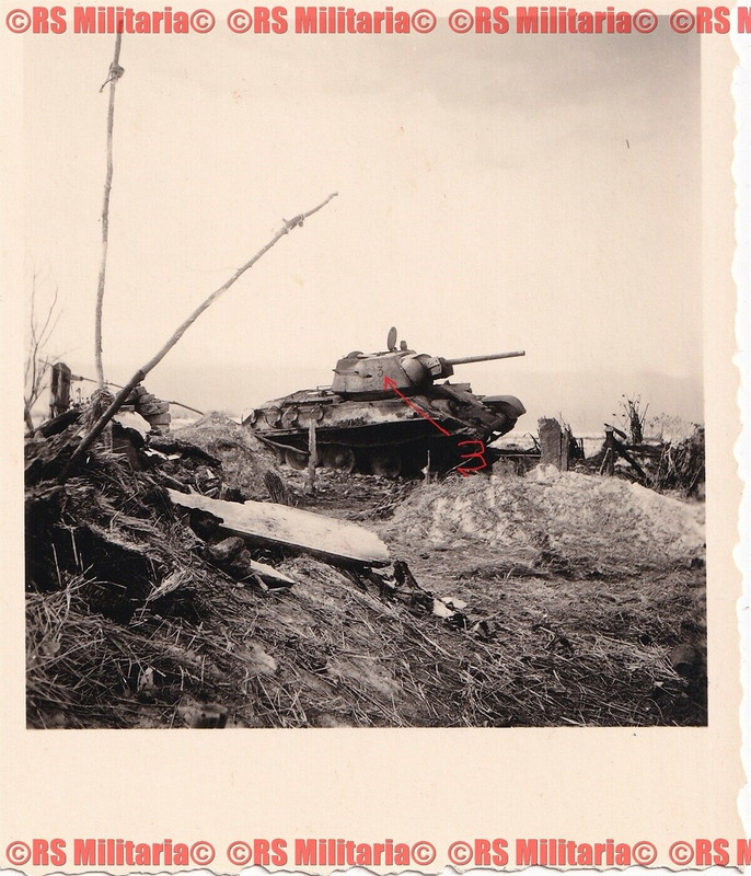 zerstörter russischer Panzer T 34 mit Kennung Nummer 3