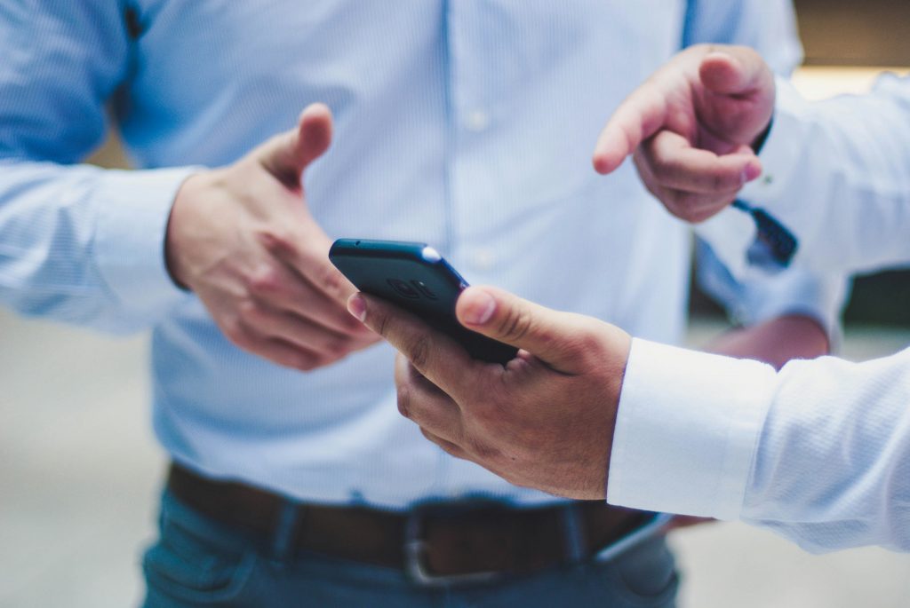 Un professionnel consulte l'application Les Cafés Business