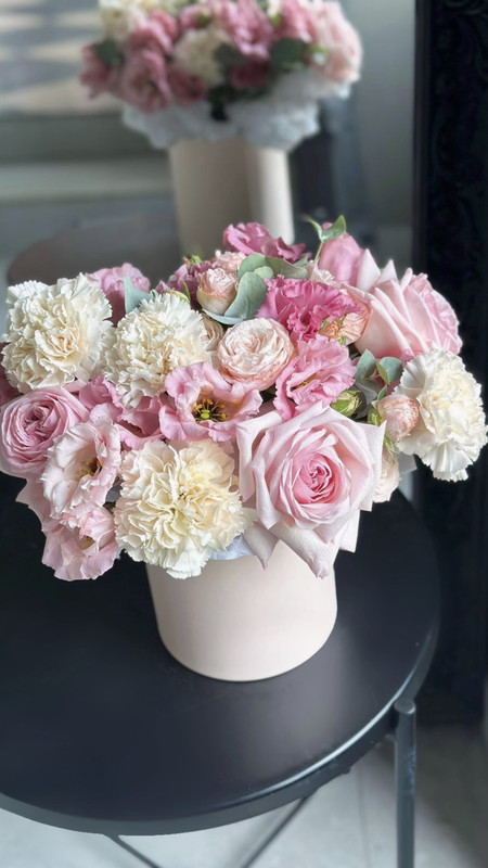 Aranjament trandafiri, garoafe si lisianthus candy