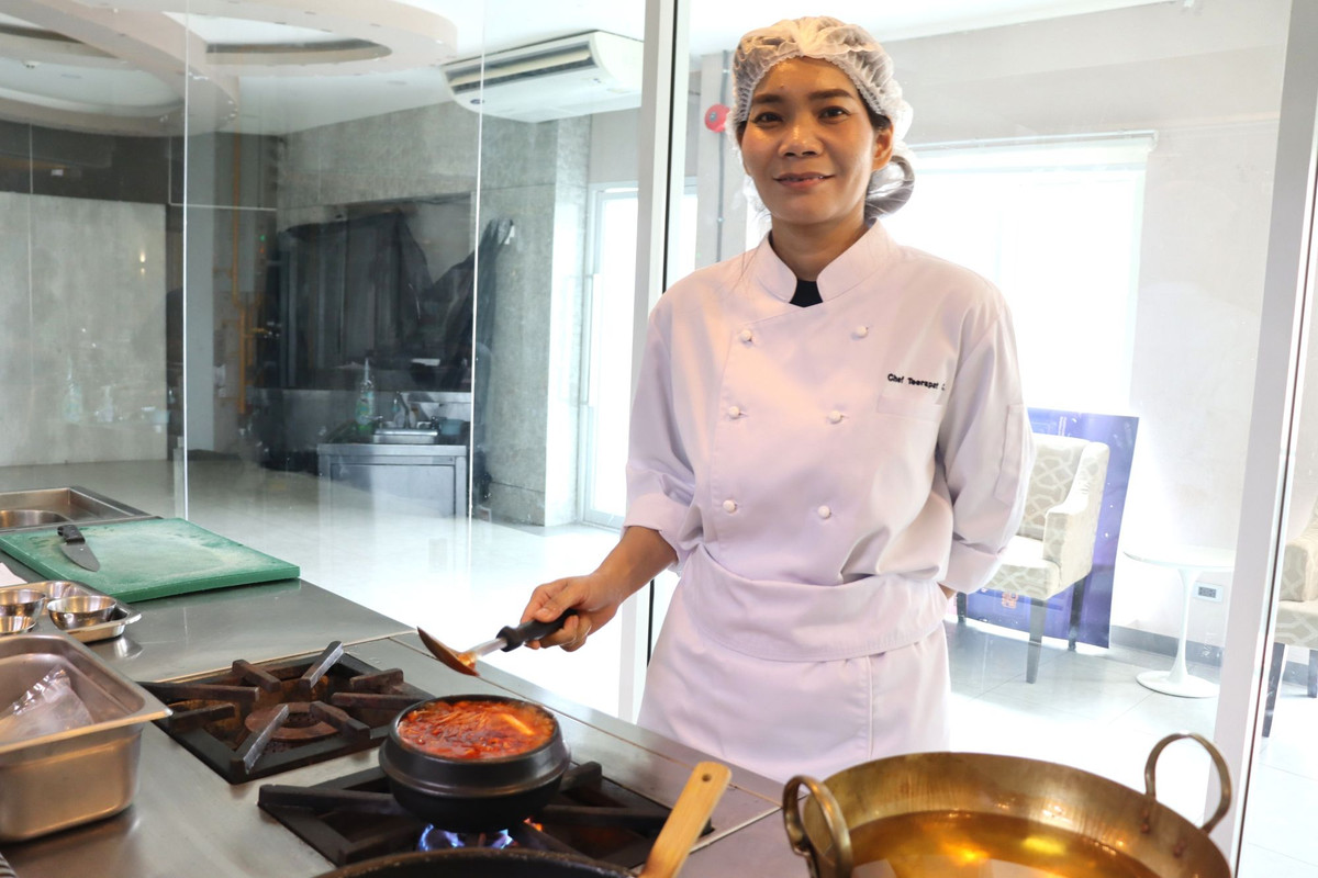 อาจารย์ธีราพัทธ์ ชมชื่นจิตต์สิน