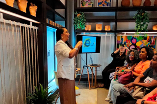 Pessoa utilizando soluções digitais em um tablet