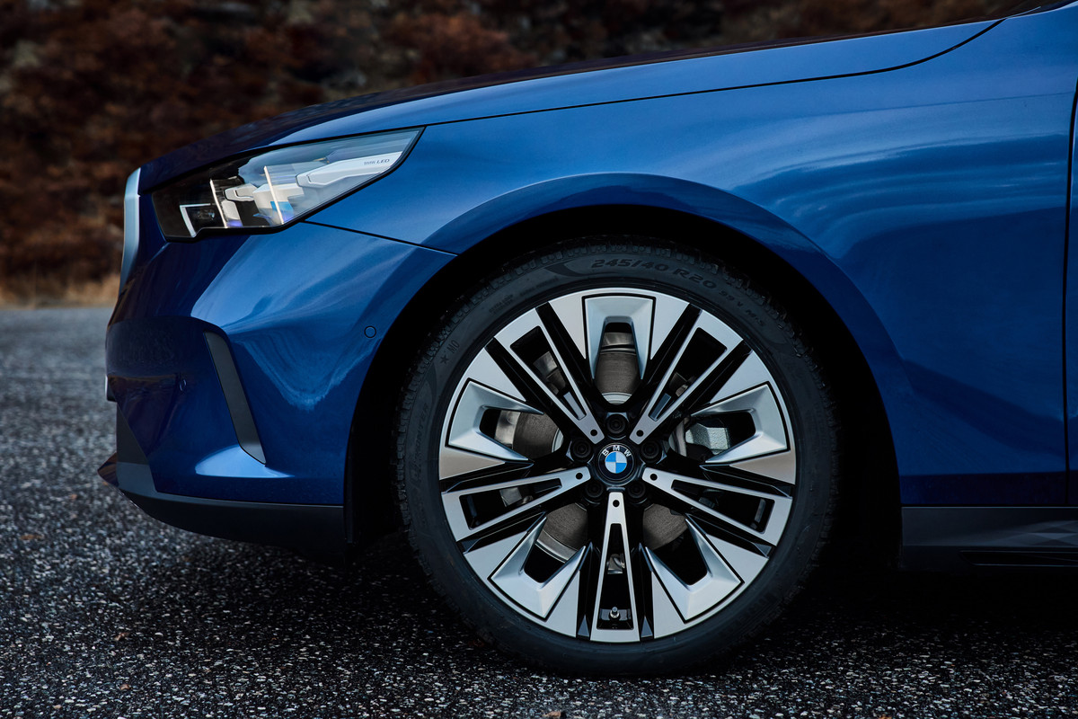P90537386_highRes_the-new-bmw-520d-xdr