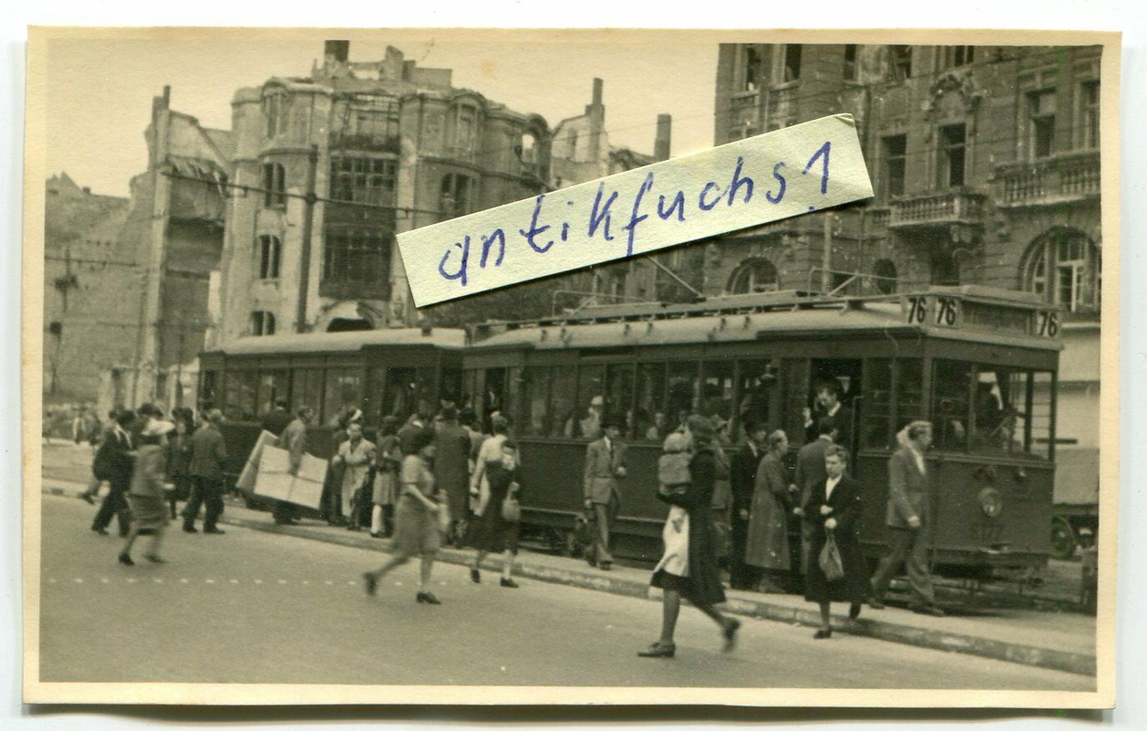 Straßenbahn mit Nummer 76 im stark zerstörten Berlin 1945