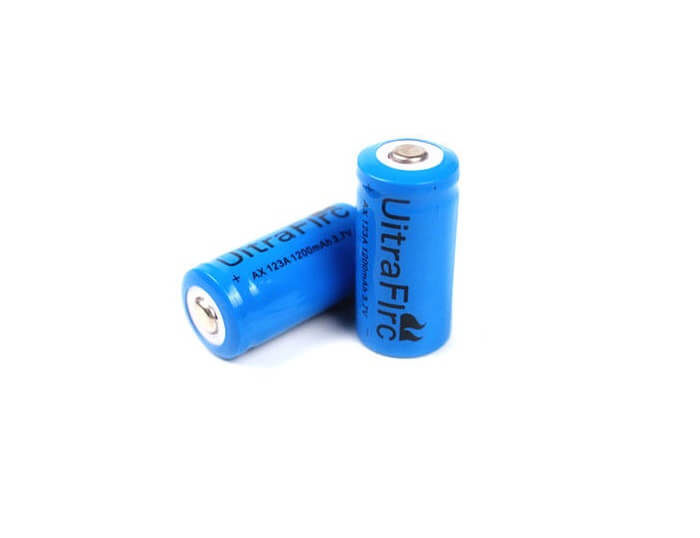 Cargador inteligente para baterías 16340. (Imagen muestra una batería 18650)