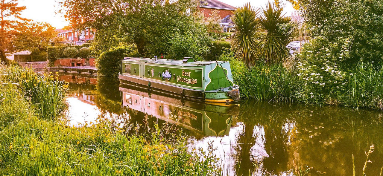 green-narrow-boat.jpg