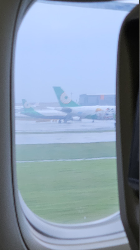 剛好拍到另外一架長榮彩繪機,看起來是郊遊機