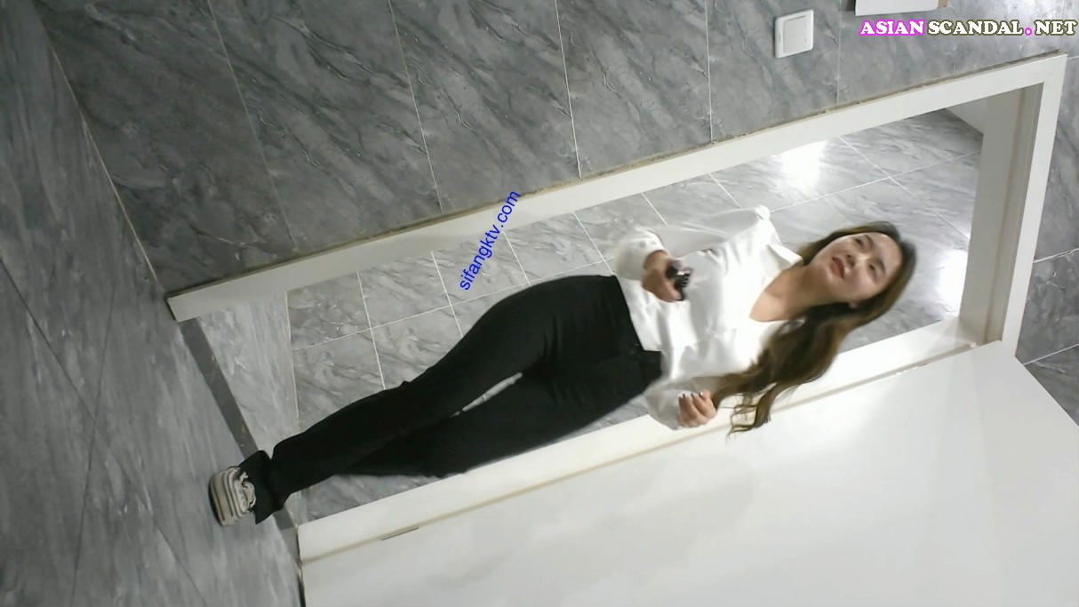 The private room toilet shoots the beauty girls The private room toilet shoots the beauty girls