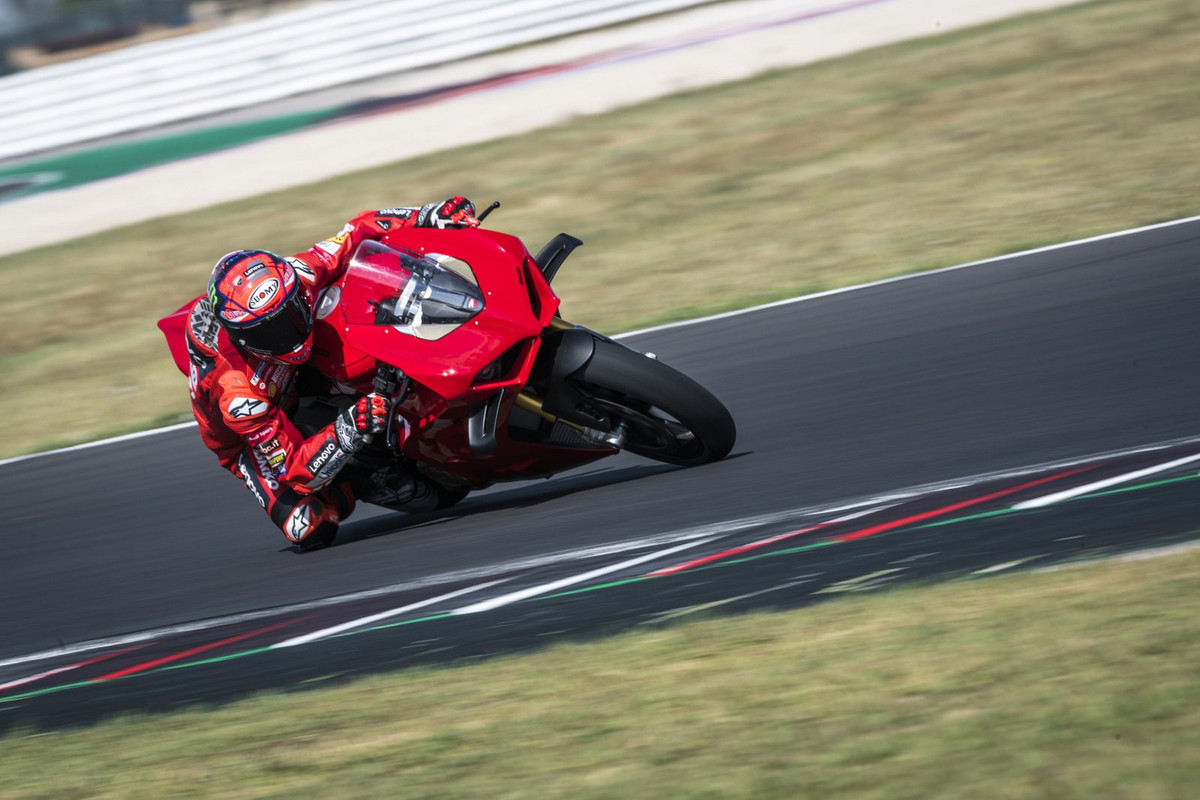 Супербайк Ducati Panigale V4 2022