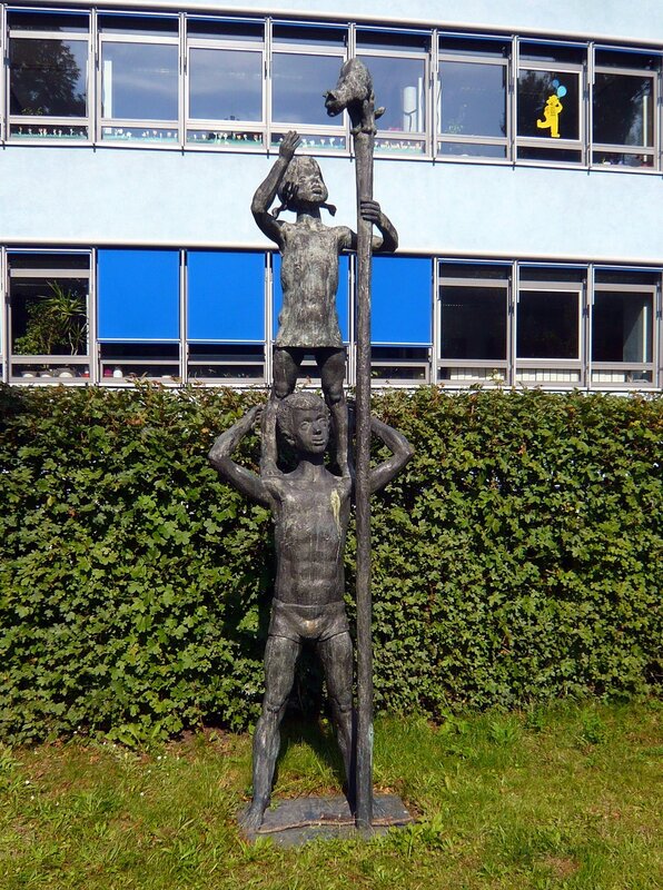 Palisadenstr-F-hain-Skulptur-Kinder-mit-Katze-S-Horota-vor-Schule-AMA-fec-2