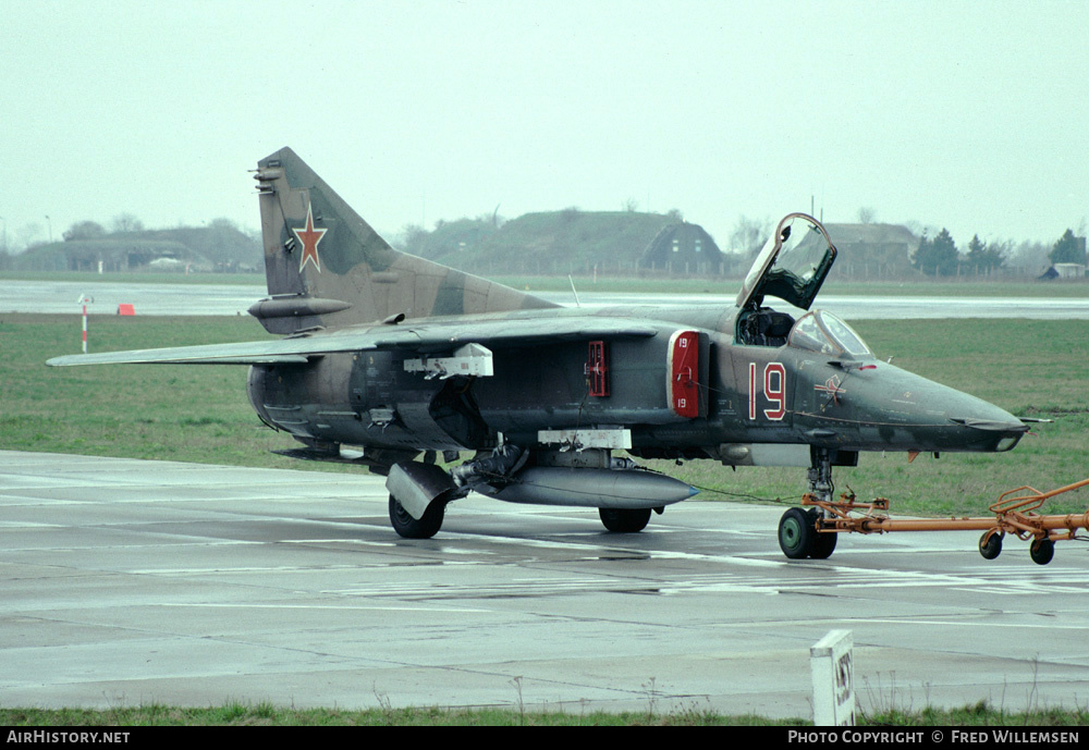 296 APIB Mig-27M 19 Red_ 83712538888 _02.04.91