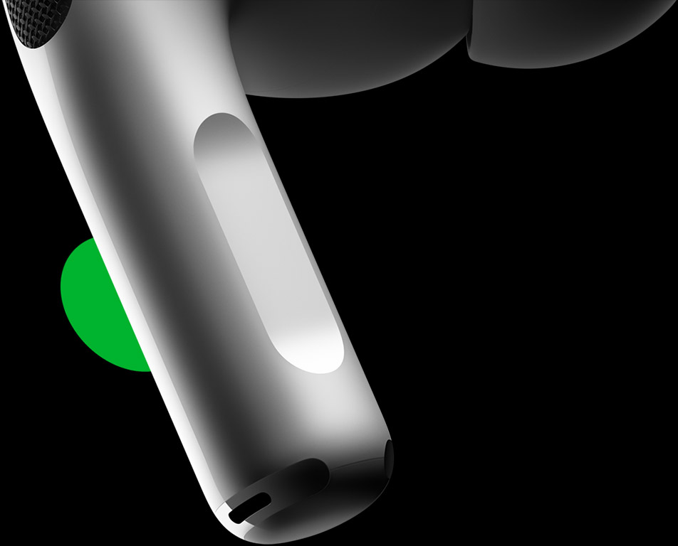 Una persona ajustando el volumen con el control táctil del AirPod Pro.