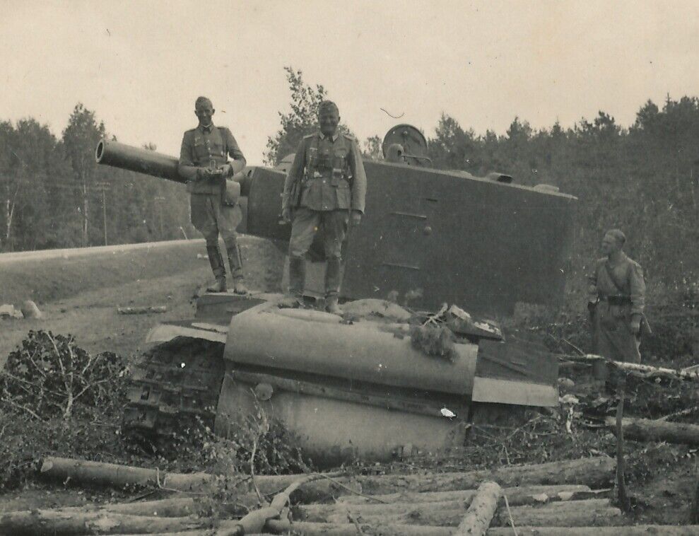 Foto - zerstörter russischer Panzer - 2.WK.