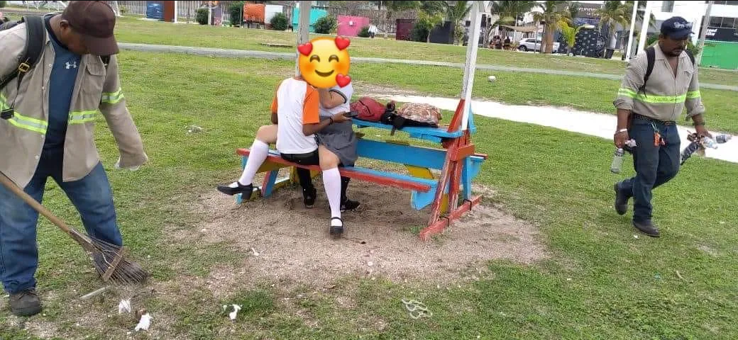 Funcionario presume por error íntimo momento entre estudiantes