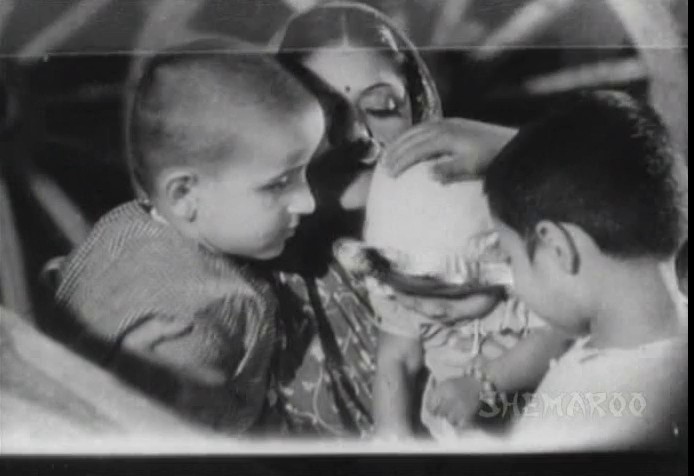 Aurat-1940-DVDRip-Hindi-480p-AVC-AAC-2-0-mkv-0002