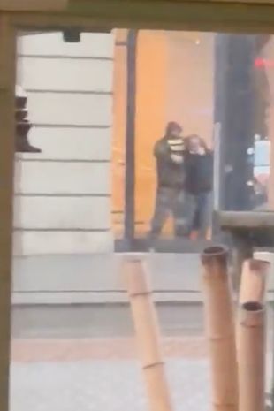 Sujeto armado ‘secuestra’ a personal de tienda de Apple en Ámsterdam