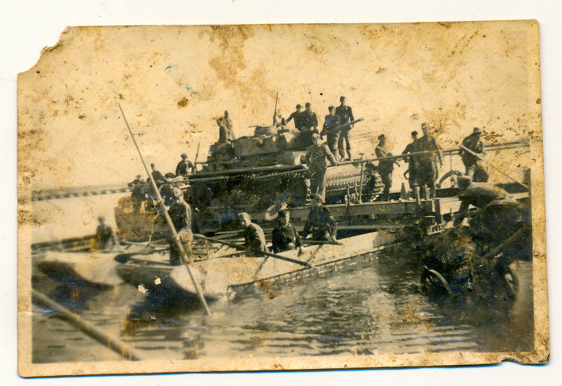 Foto 2 Wk Panzer und Pioniere beschädigtes Bild !