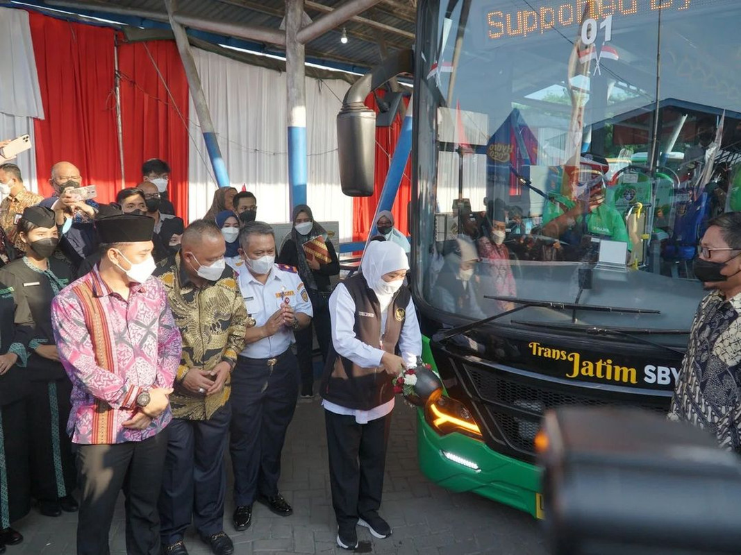 Gubernur Jawa Timur, Khofifah Indar Parawansa meresmikan bus TransJatim pada Jumat (19/8/2022).