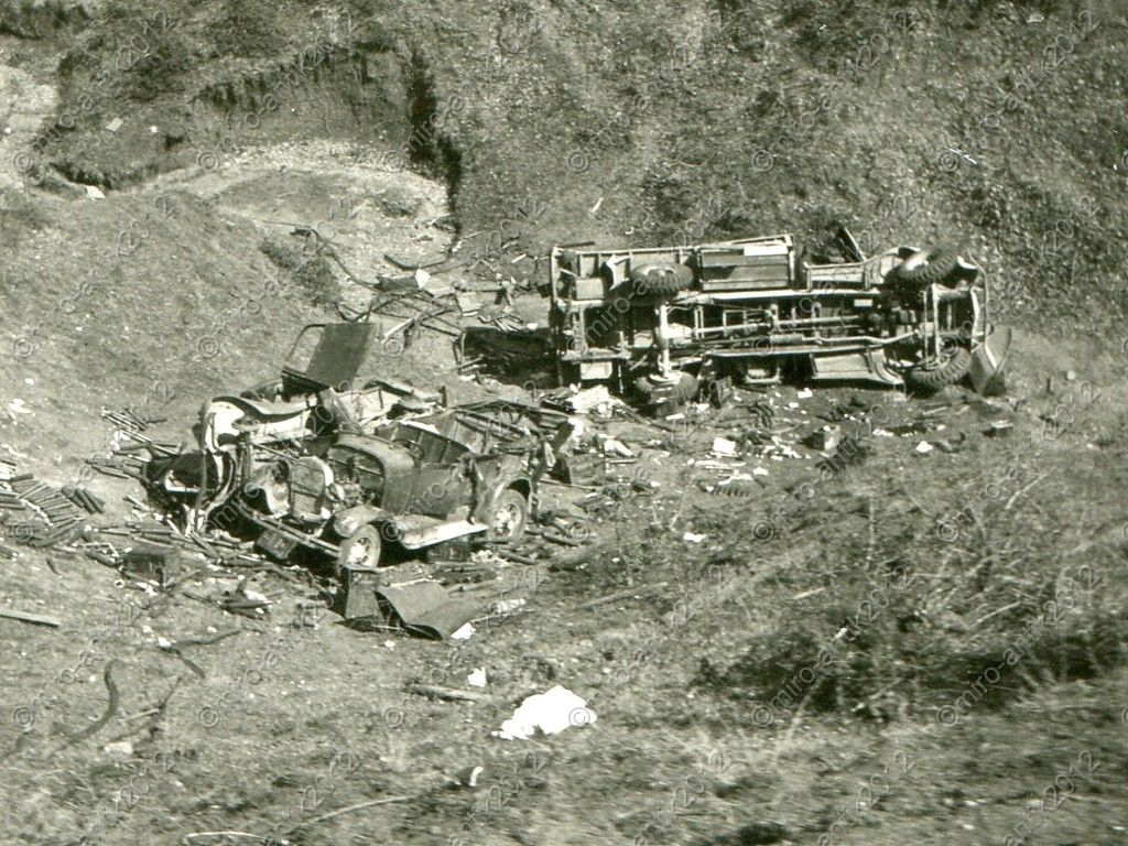 Foto, 3.Pz.Jg.Abt.173, Blick auf zerstörte LKW, 