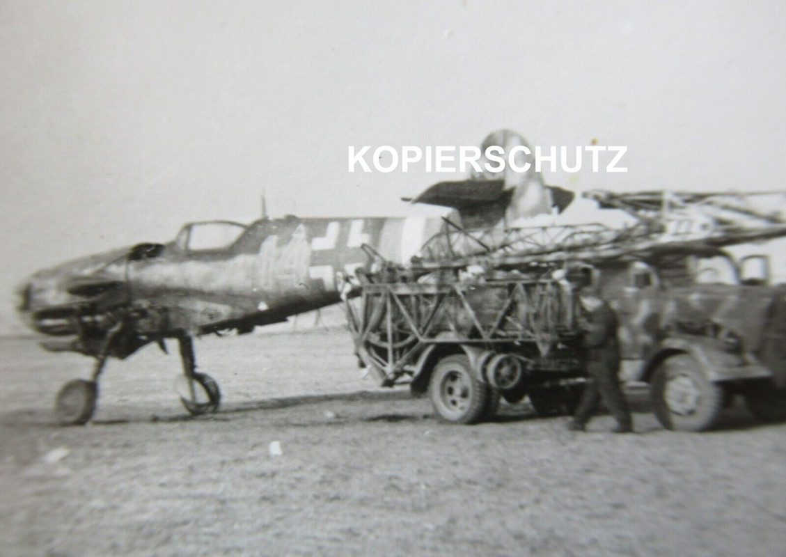 Foto deutsches Flugzeug Bergung Messerschmitt Bf Me 109 Kennung 14 - 2. WK (1)