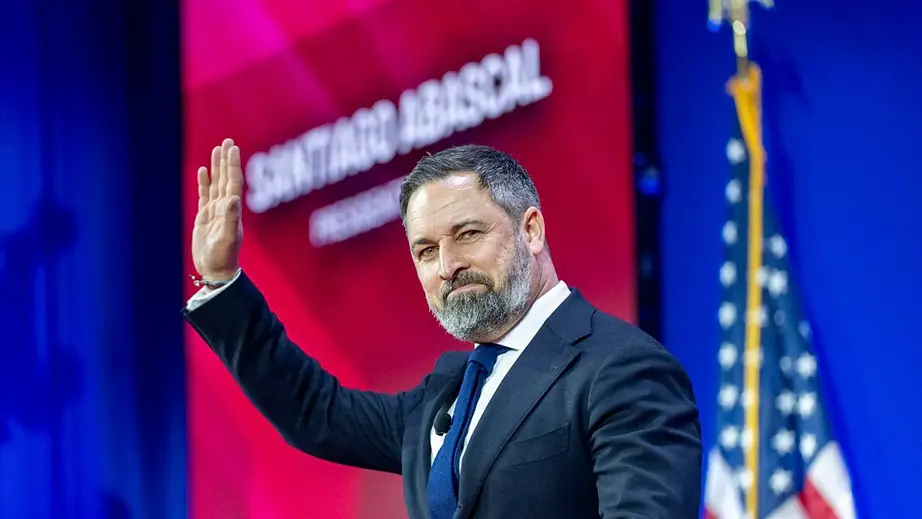 Le Premier ministre fédéral Aureliano Celenza (PUR-GUN), alors seulement Sénateur de Santa Maria, lors de la victoire électorale de Victor Hardenbor Jr., à New Nandor, le 25 août 2019. Le Premier ministre fédéral Aureliano Celenza (PUR-GUN), alors seulement Sénateur de Santa Maria, lors de la victoire électorale de Victor Hardenbor Jr., à New Nandor, le 25 août 2019.