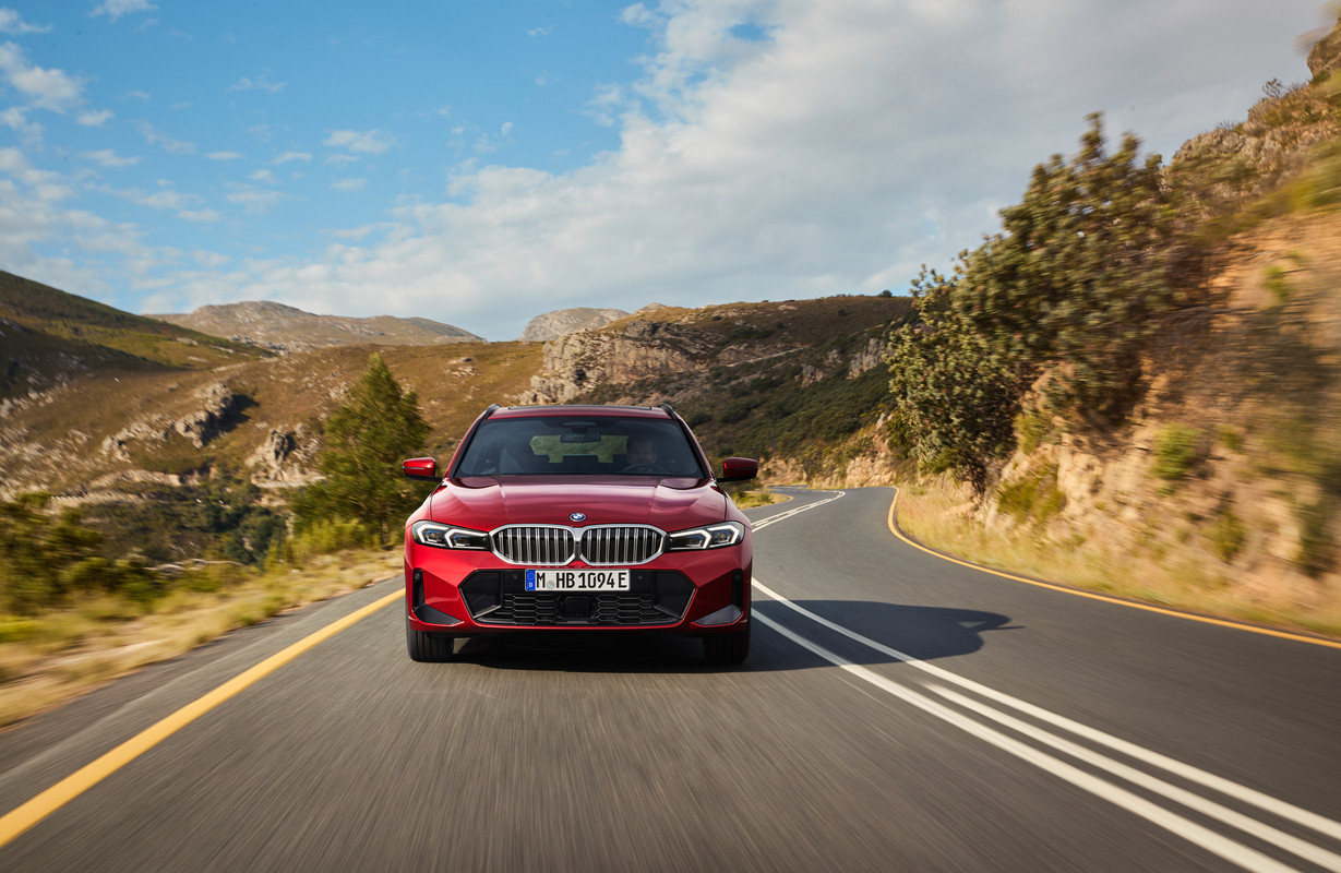 P90549646_highRes_the-new-bmw-330e-tou