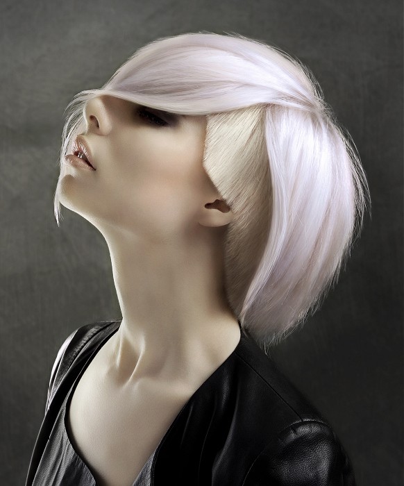 Short blonde Jellyfish haircut with a light pink tint