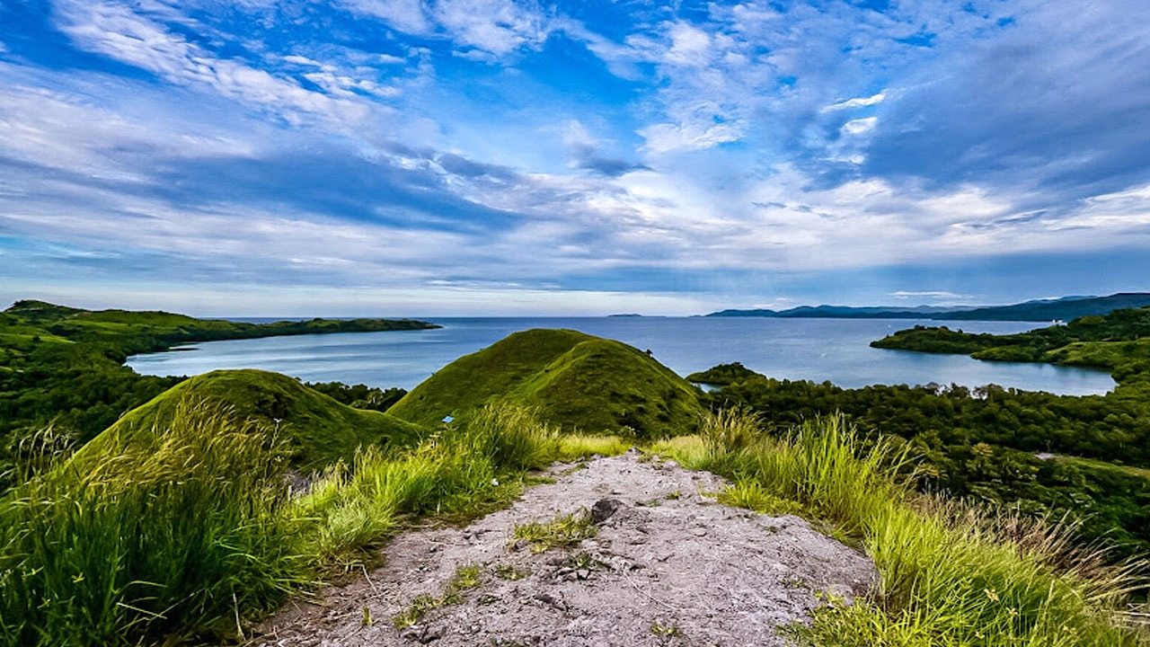 Keindahan Alam Bukit Amelia Surga Tersembunyi di NTT