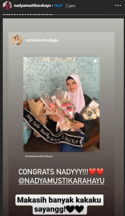 Nadya tampak girang membalas ucapan selamat dari putri Iis Dahlia