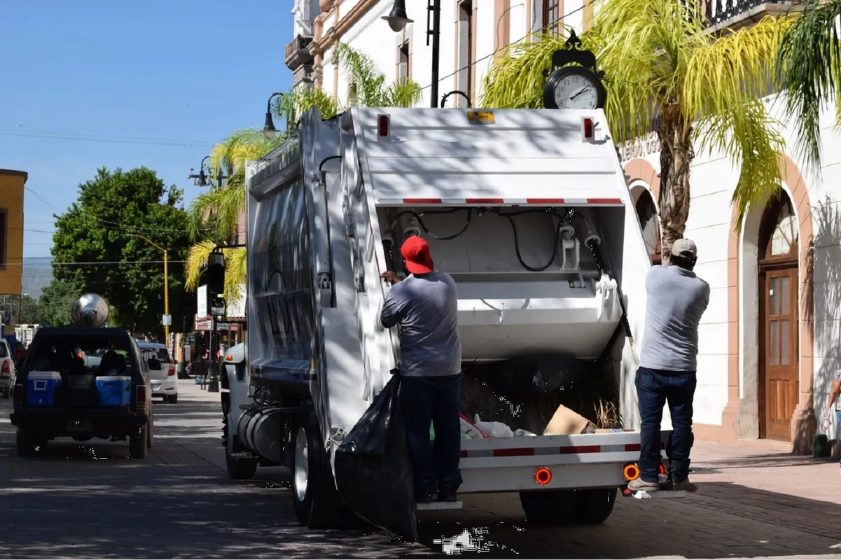 Mujer frustra violento asalto, arrojó su bolso con dinero al camión de basura