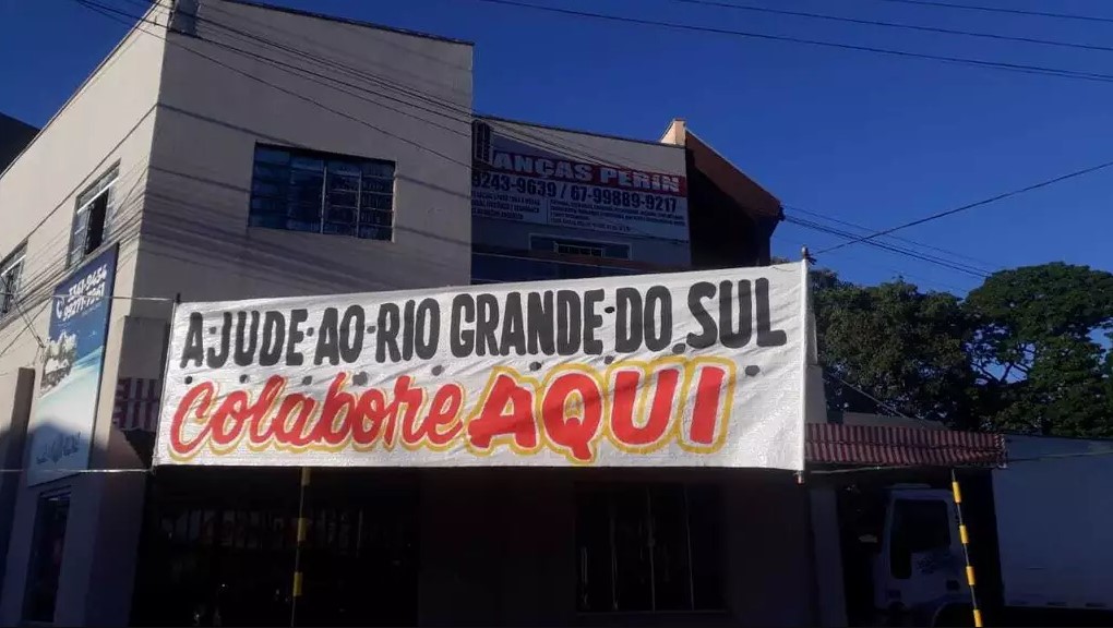 Faixa na Avenida Tamandaré indica um ponto de arrecadação para as vítimas das enchentes no RS (Foto: Ivando Luiz Perin)