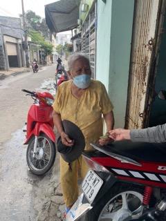 Phát tiền cho những người bán vé số Phat-gao-9