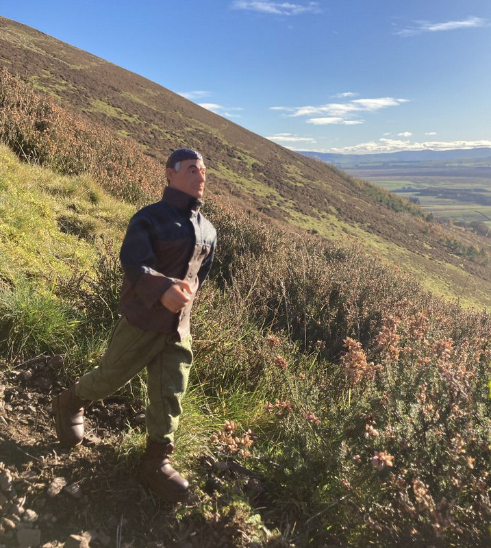 hillwalker is enjoying a stroll in the Pentlands. Part one  IMG-2444b