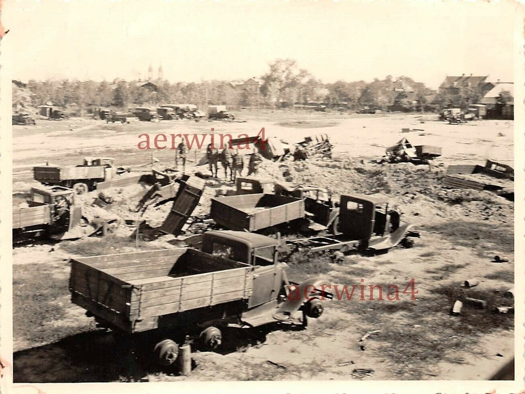 Russ. zerstörte LKW bei Vormarsch Bialystock Ostfront
