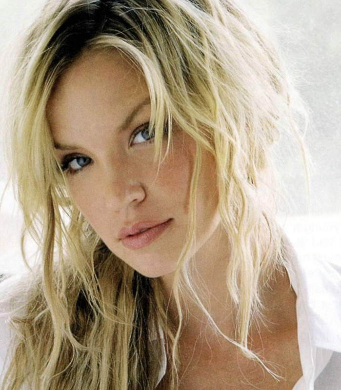 dívka blondýna rozcuchaná..