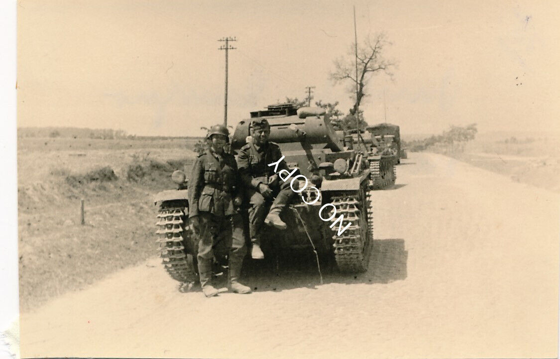 Foto WK2 Deutsche Panzer rücken vor im Osten