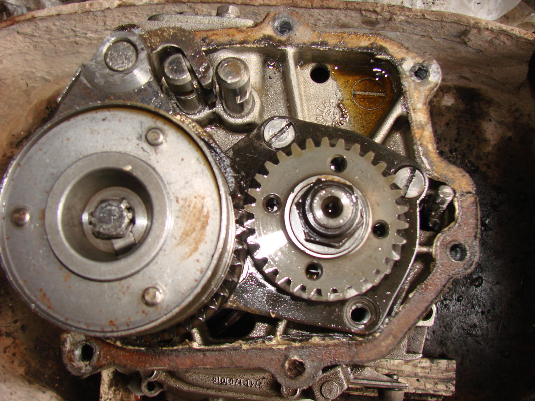 Снята задняя крышка.Винтик в ямке.2927