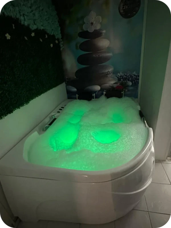 Vista de un jacuzzi moderno con agua.