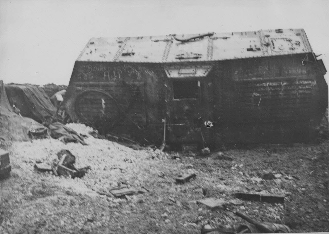 Le char Elfriede, abandonné par les Allemands après les combats de la fin avril 1918, est récupéré..