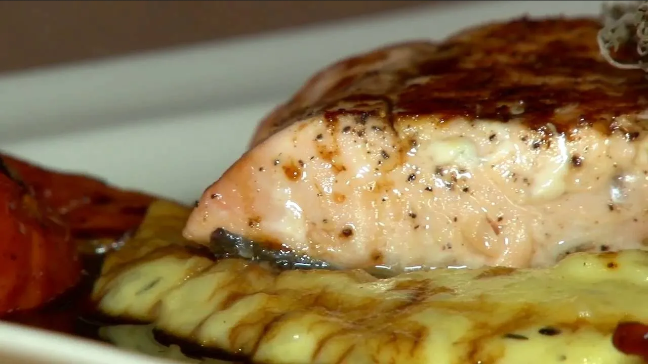 Prepara un rico salmón en salsa de caramelo, ideal para la cena de Navidad