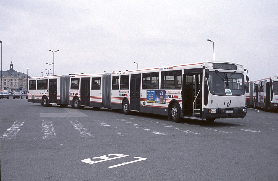 [Obrazek: Renault-Megabus-vue-avant-droite-TBC-Gar...r-1999.jpg]