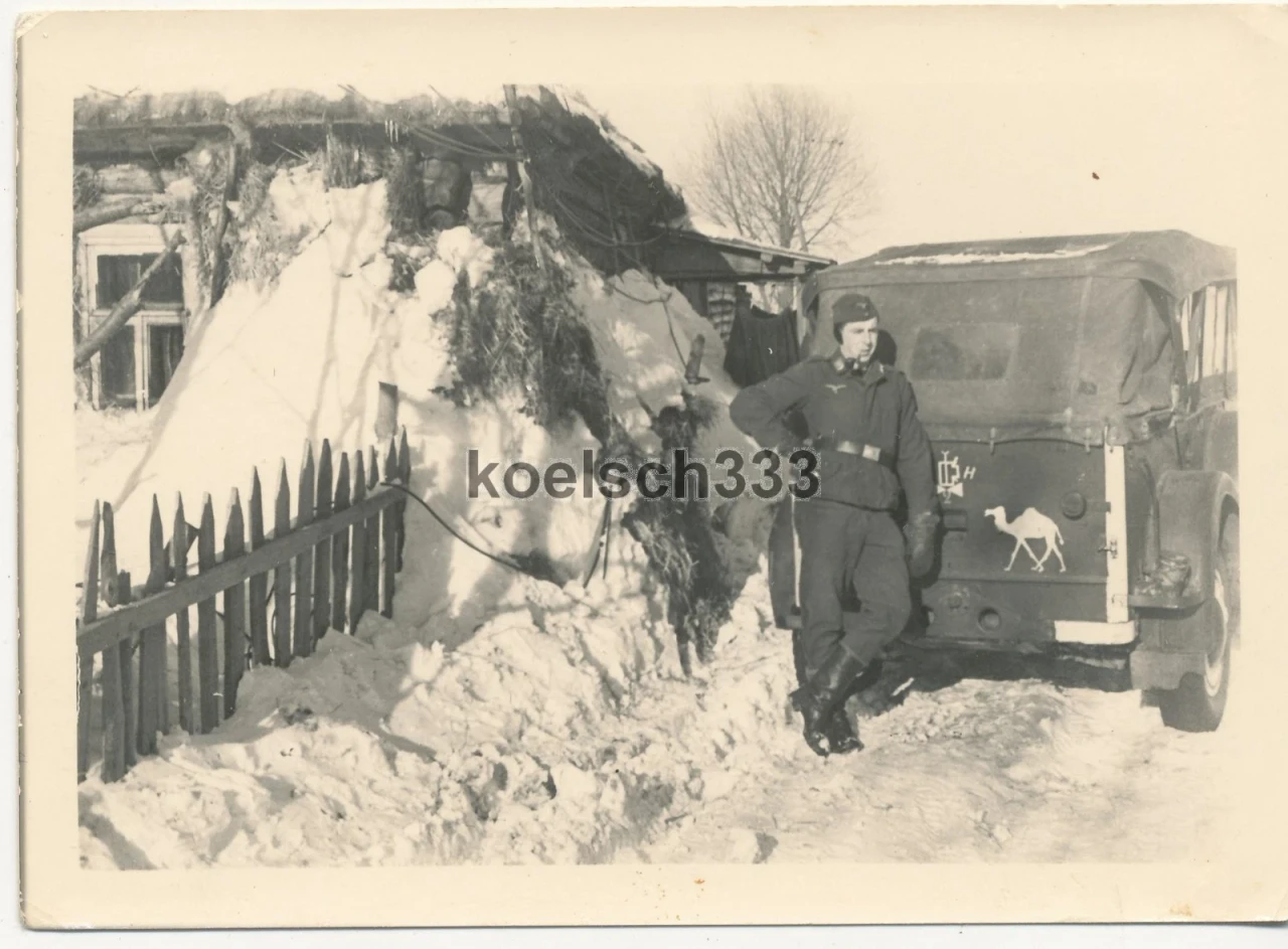 Foto Soldat der Luftwaffe am Kübelwagen mit Kamel Kennung im Winter in Russland