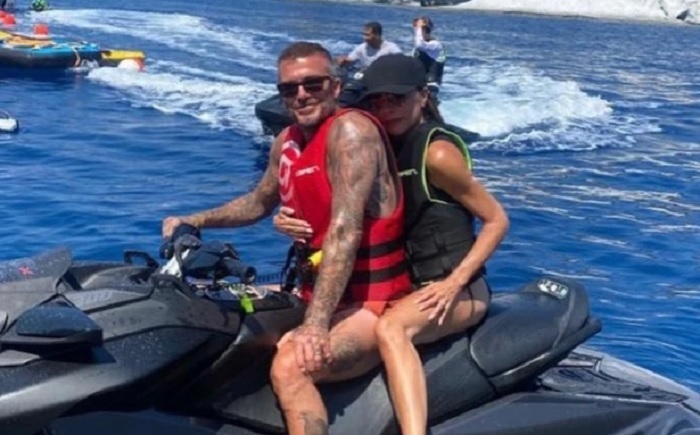 Momen Beckham dan istrinya, Victoria Beckham, tengah mengendarai jet ski di perairan Saint Tropez, Italia.