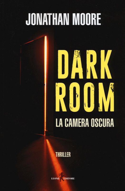 Jonathan Moore - Dark room. La camera oscura (2020)