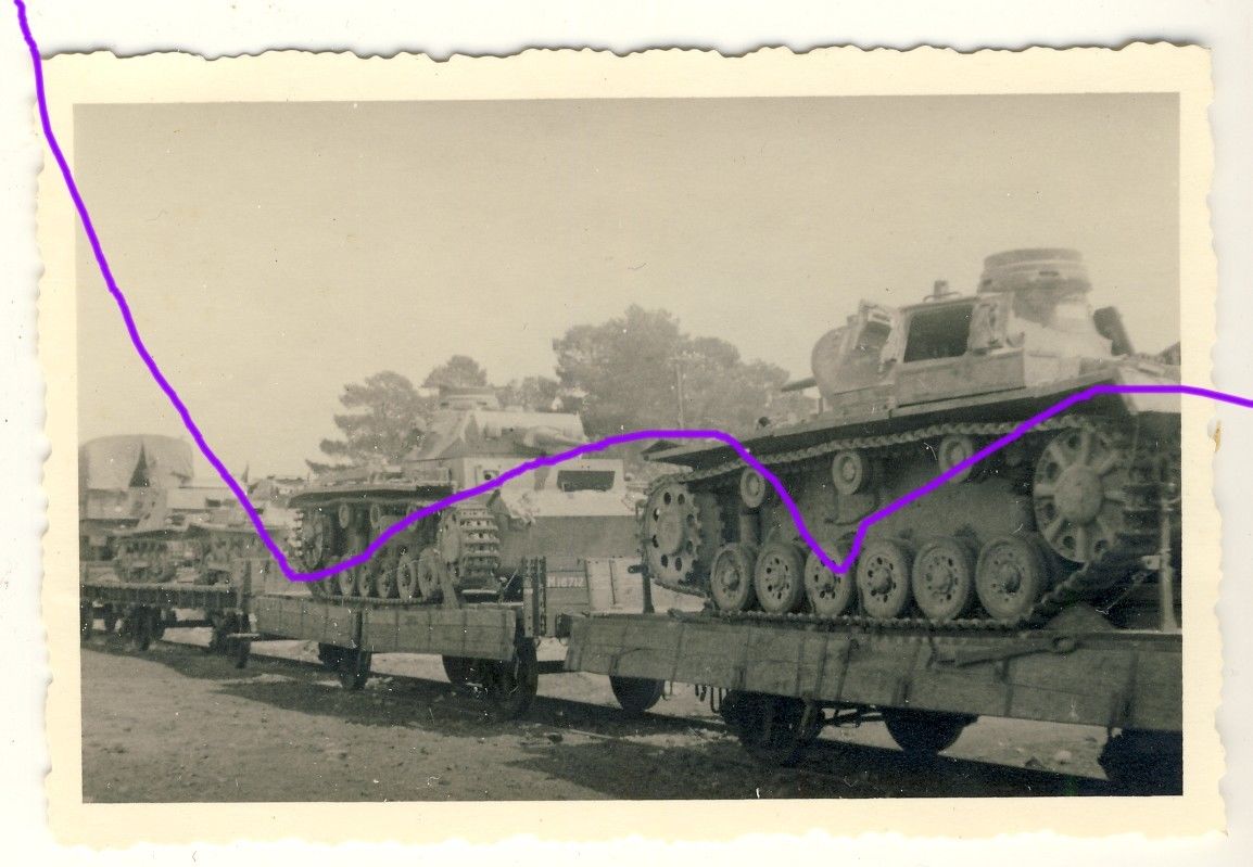 Foto (3) deut. Panzer auf Eisenbahn Zug, Fahrt z